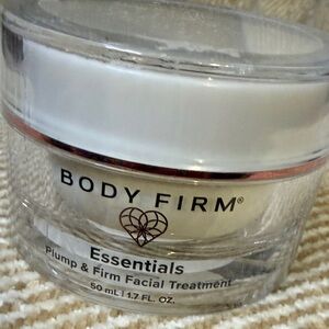 Body Firm Essentials Plump & Firm Facial Treatment - White